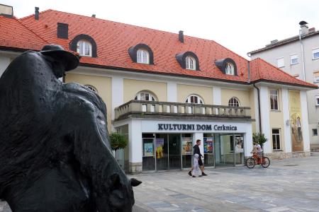 NAPIS KULTURNI DOM CERKNICA 02 FOTO LJUBO VUKELIČ